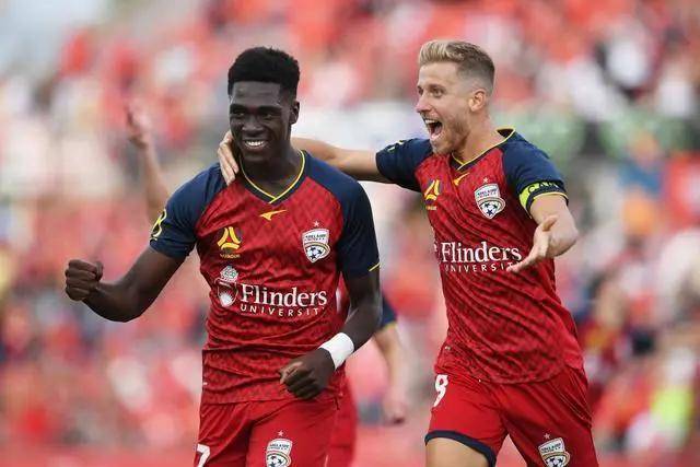 切尔西与18岁右后卫阿奇姆彭续约至2029年